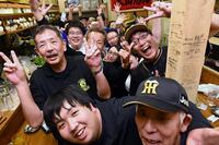 優勝に向けて盛り上がる立ち呑み酒場「おかげさん」に集まった阪神ファン＝東京・神田（撮影・堀内翔）