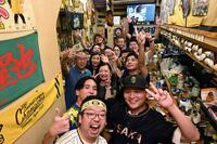 優勝に向けて盛り上がる立ち呑み酒場「おかげさん」に集まった阪神ファン＝東京・神田（撮影・堀内翔）