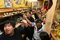 優勝が決まり喜ぶ立ち呑み酒場「おかげさん」に集まった阪神ファン＝東京・神田（撮影・堀内翔）