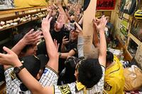 優勝が決まり喜ぶ立ち呑み酒場「おかげさん」に集まった阪神ファン＝東京・神田（撮影・堀内翔）
