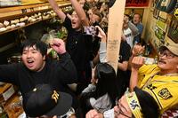 優勝が決まり喜ぶ立ち呑み酒場「おかげさん」に集まった阪神ファン＝東京・神田（撮影・堀内翔）