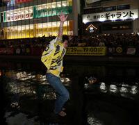 阪神の優勝が決まり、道頓堀に飛び込むファン（撮影・中田匡峻）