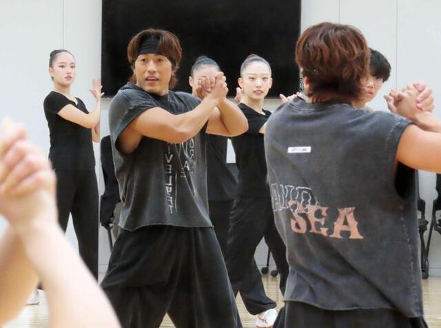 東京女子体育大学のダンス部、新体操部の生徒らにワークショップを行った中務裕太