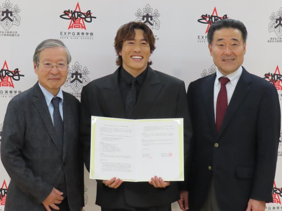 高大連携協定を結んだ（左から）東京女子体育大学・樋口修資理事長、ＧＥＮＥＲＡＴＩＯＮＳ・中務裕太、東京女子体育大学・若山章信学長