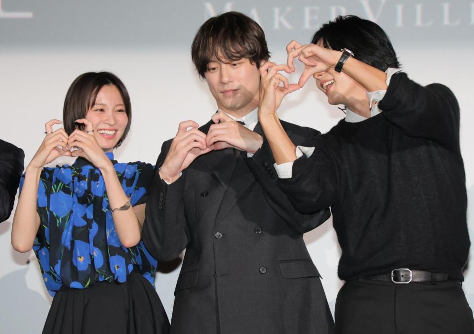 イ・ジュンギ（右）にハートの作り方を教えてもらう岡崎紗絵（左）と坂口健太郎（撮影・吉澤敬太）