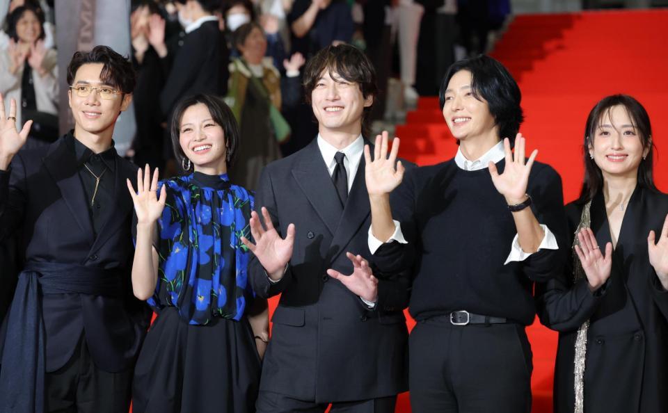手を振る（左から）スタンリー・ヤウ、岡崎紗絵、坂口健太郎、イ・ジュンギ、アリス・クー（撮影・吉澤敬太）