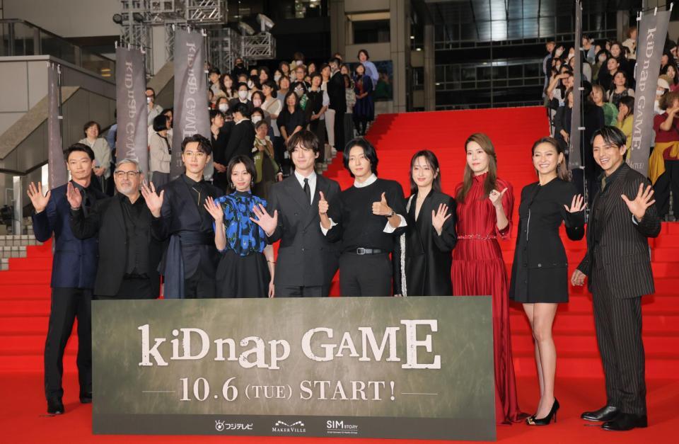 手を振る（左から）笠松将、ジョエル・トーレ、スタンリー・ヤウ、岡崎紗絵、坂口健太郎、イ・ジュンギ、アリス・クー、キャリー・ウォン、プレーオ・ナルポーンカモン・チャイセーン、満島真之介（撮影・吉澤敬太）