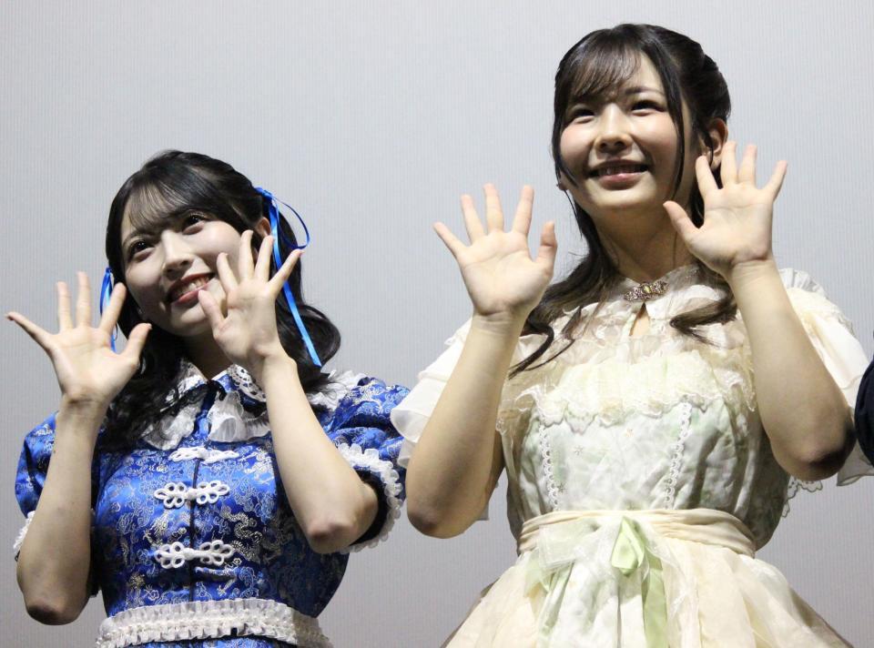 舞台あいさつに登壇したＡＫＢ４８佐藤綺星（左）と谷中詩