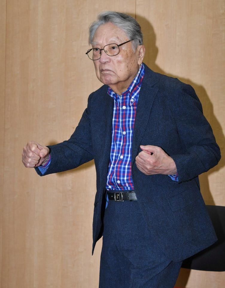 会見の冒頭ポーズを決める伊東四朗＝文化放送（撮影・持木克友）