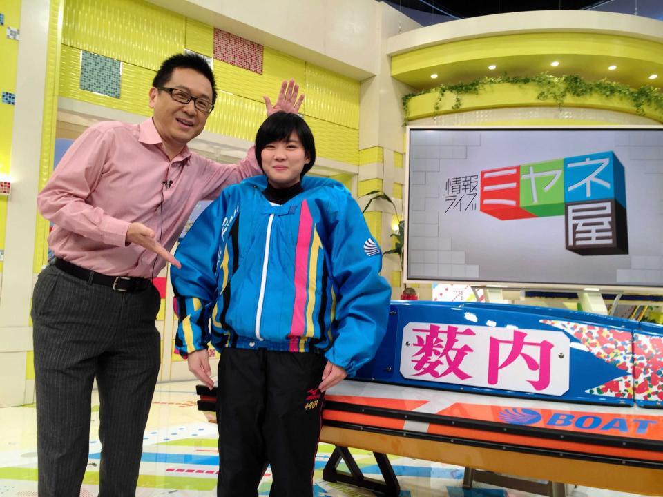 藤村幸司リポーター（左）＝１５年撮影