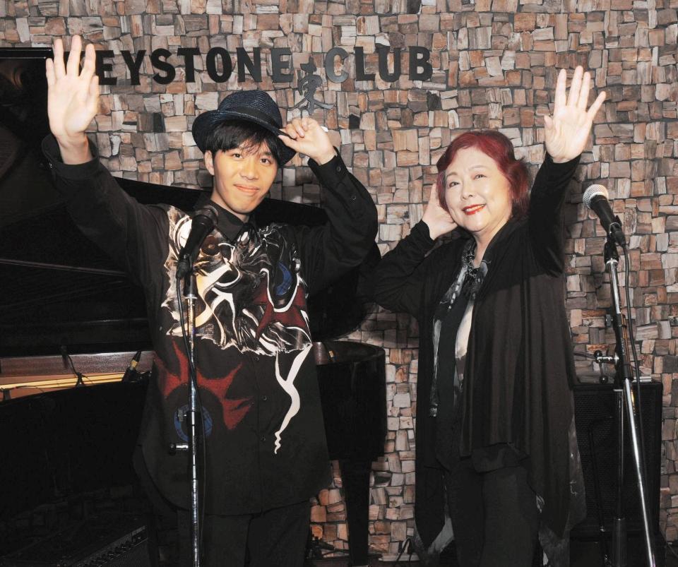 デビュー記念ライブを行った穴水佑輔（左）と丸山圭子