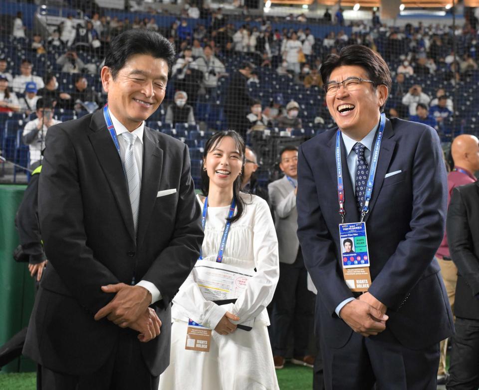 （左から）小早川毅彦氏、山本萩子、石橋貴明＝２０２５年３月、東京ドーム