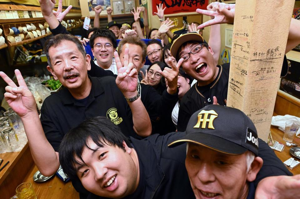 優勝に向けて盛り上がる立ち呑み酒場「おかげさん」に集まった阪神ファン＝東京・神田（撮影・堀内翔）