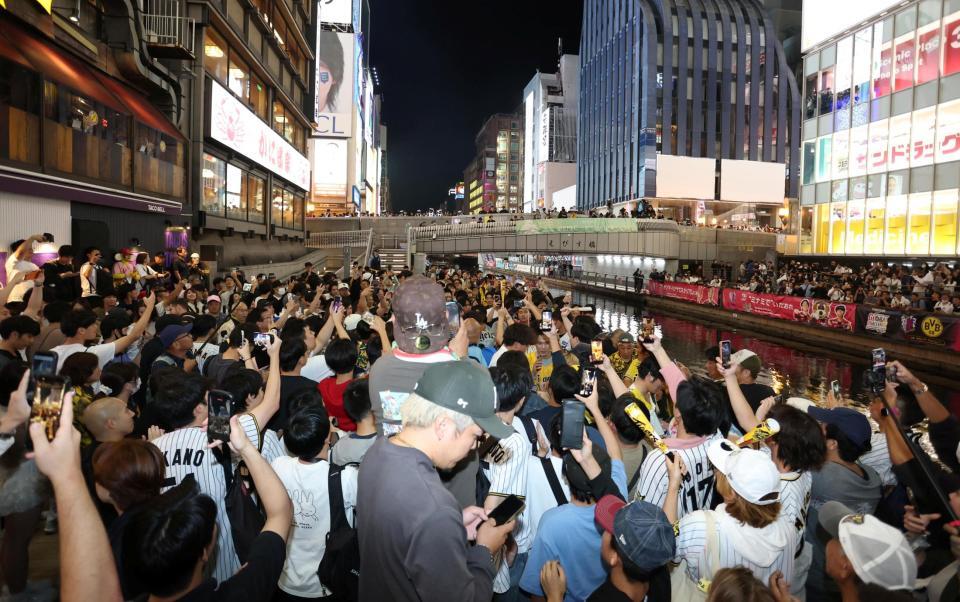 阪神の優勝に盛り上がる街の人々（撮影・中田匡峻）