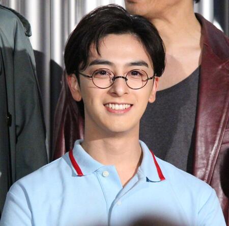 笑顔を見せる新原泰佑
