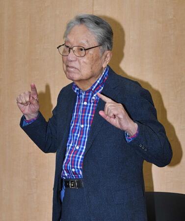 会見の冒頭でポーズを決める伊東四朗＝文化放送（撮影・持木克友）