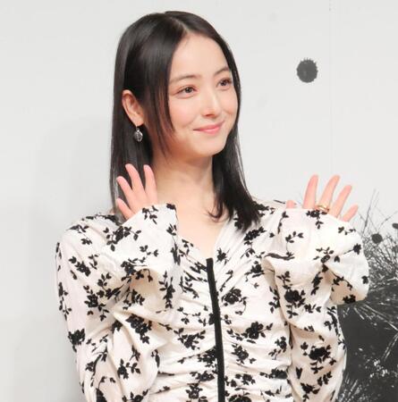 会見に出席した佐々木希