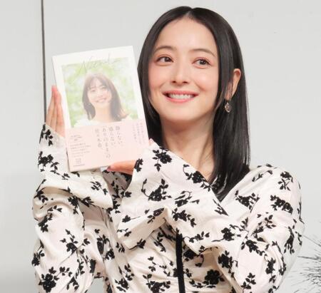 会見に出席した佐々木希