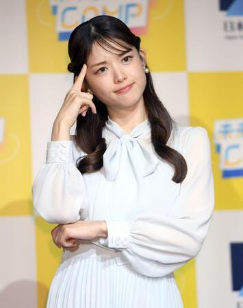 考えるポーズの松村沙友理＝東京・日本橋ホール（撮影・千葉大輝）