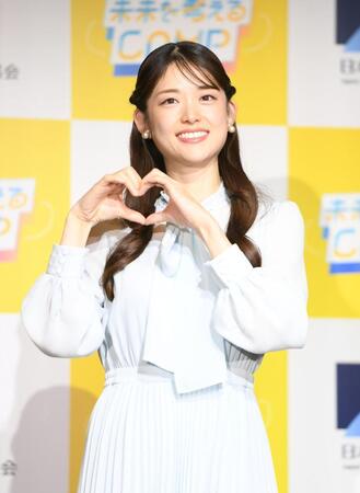 ポーズを決める松村沙友理＝東京・日本橋ホール（撮影・千葉大輝）