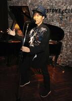 デビュー記念ライブを行った穴水佑輔