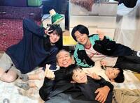 「敗れざる者」のオフショット。室井家の子供たちと。柳葉敏郎のインスタグラム＠ｔｏｓｈｉｒｏ＿ｙａｎａｇｉｂａ＿ｏｆｆｉｃｉａｌ（２４年８月）より
