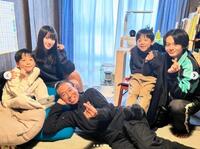 「敗れざる者」のオフショット。室井家の子供たちと。柳葉敏郎のインスタグラム＠ｔｏｓｈｉｒｏ＿ｙａｎａｇｉｂａ＿ｏｆｆｉｃｉａｌ（２４年８月）より