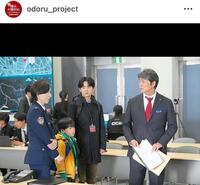 大学生になったタカ（齋藤潤）、小学生になったリク（前山こうが）。「踊る大捜査線　Ｎ．Ｅ．Ｗ．　メトロポリスを駆け抜けろ！」の公式インスタグラム＠ｏｄｏｒｕ＿ｐｒｏｊｅｃｔより