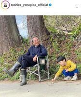 「敗れざる者」のオフショット。室井家の子供たちと。柳葉敏郎のインスタグラム＠ｔｏｓｈｉｒｏ＿ｙａｎａｇｉｂａ＿ｏｆｆｉｃｉａｌ（２４年８月）より