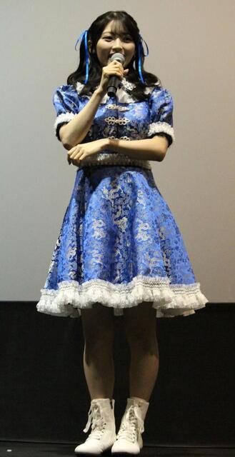 舞台あいさつに登壇したＡＫＢ４８佐藤綺星