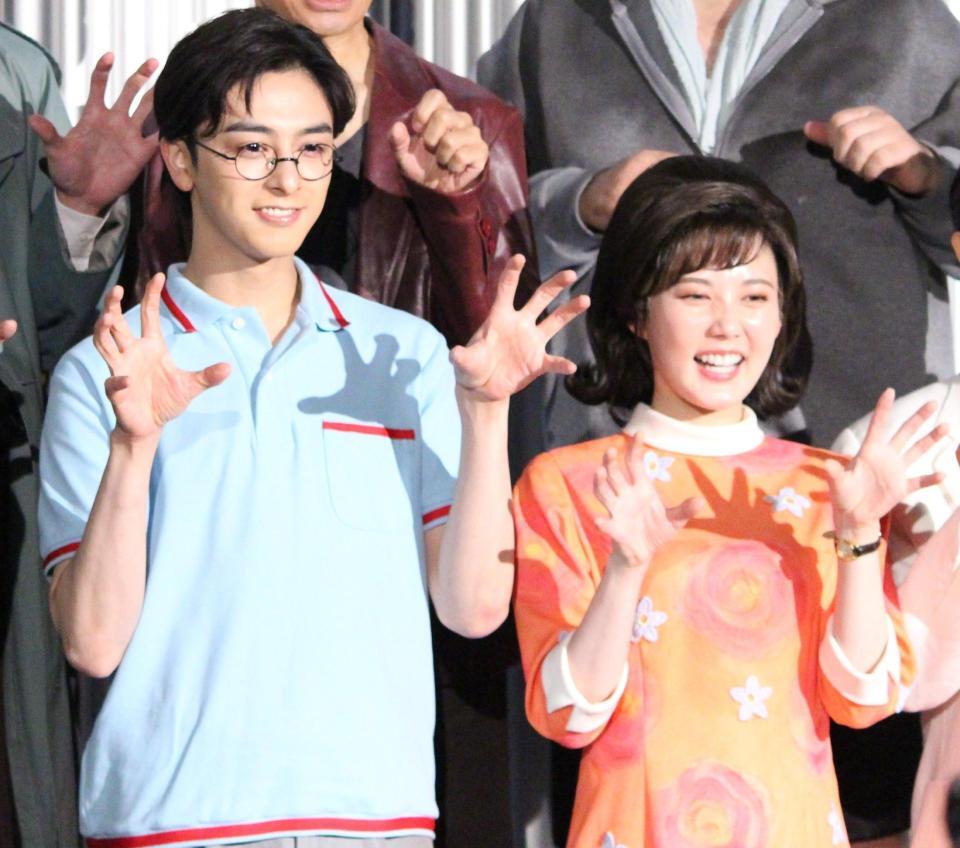 ポーズを決める新原泰佑（左）と北香那