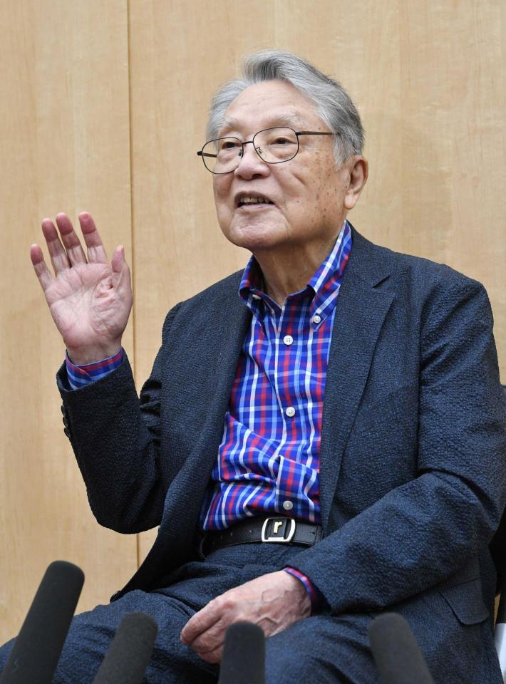 ファンに向けて「さようなら」と手を振る伊東四朗＝文化放送（撮影・持木克友）