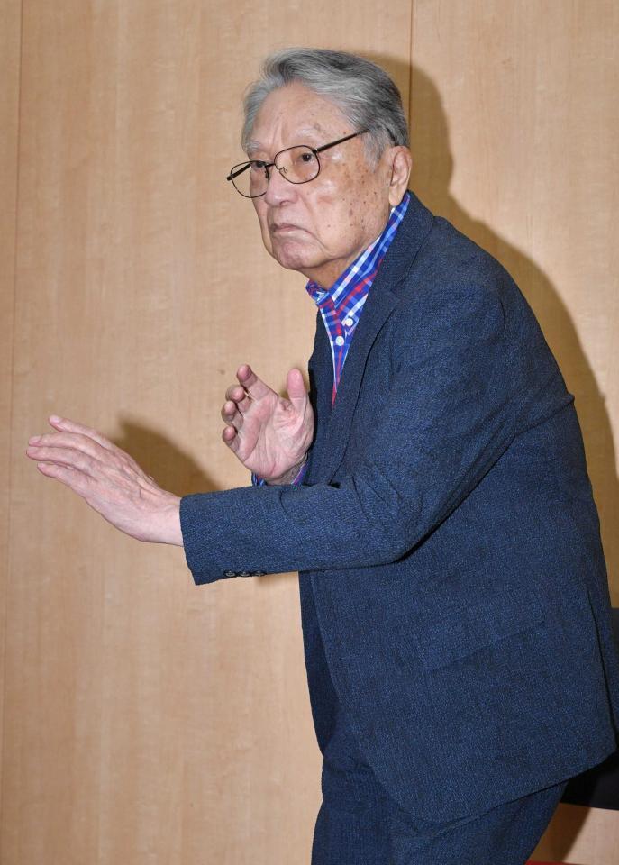 会見の冒頭でポーズを決める伊東四朗＝文化放送（撮影・持木克友）