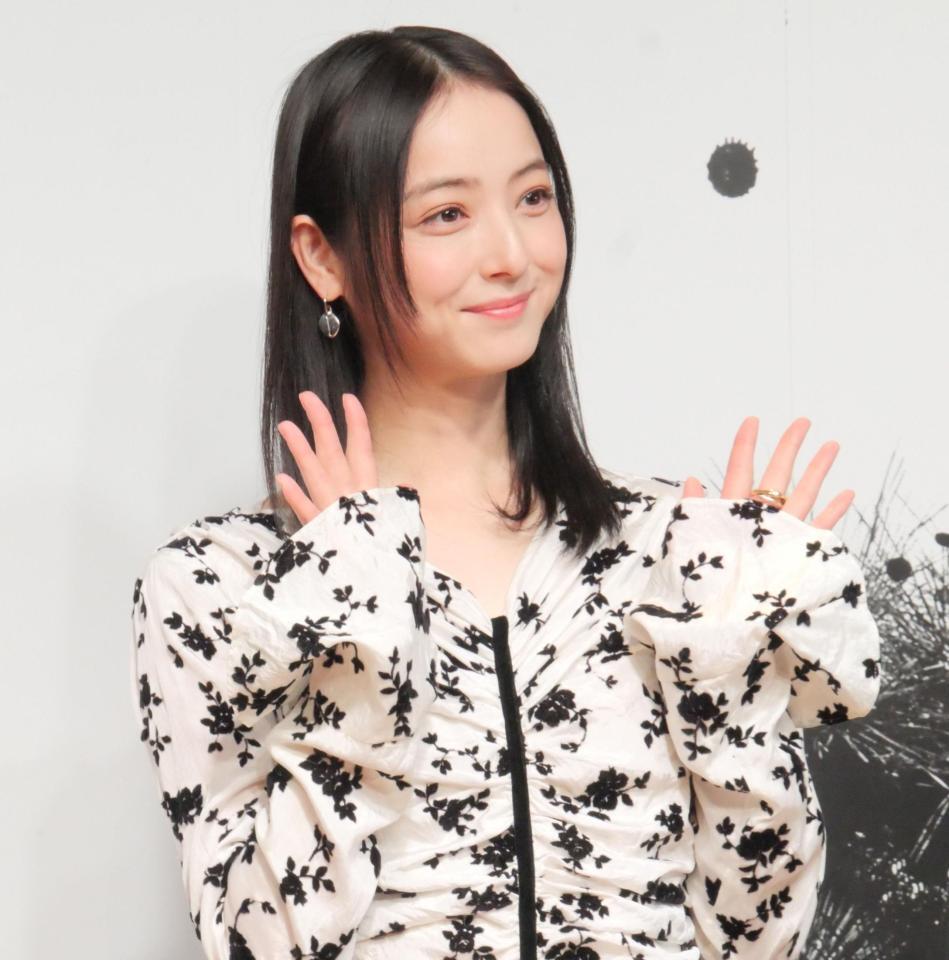 会見に出席した佐々木希