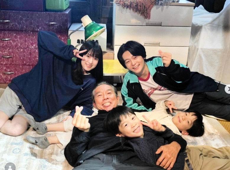 「敗れざる者」のオフショット。室井家の子供たちと。柳葉敏郎のインスタグラム＠ｔｏｓｈｉｒｏ＿ｙａｎａｇｉｂａ＿ｏｆｆｉｃｉａｌ（２４年８月）より