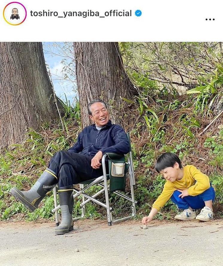 「敗れざる者」のオフショット。室井家の子供たちと。柳葉敏郎のインスタグラム＠ｔｏｓｈｉｒｏ＿ｙａｎａｇｉｂａ＿ｏｆｆｉｃｉａｌ（２４年８月）より