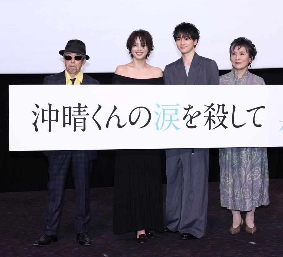 映画「沖晴くんの涙を殺して」初日舞台あいさつに登壇した（左から）矢崎仁司監督、広瀬アリス、木戸大聖、根岸季衣＝２日 