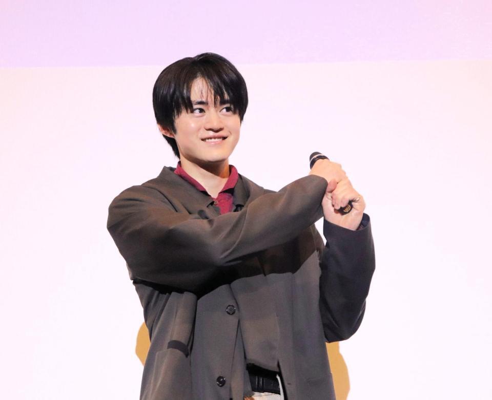 阪神の優勝に触れ、バッティングのまねをした鈴鹿央士