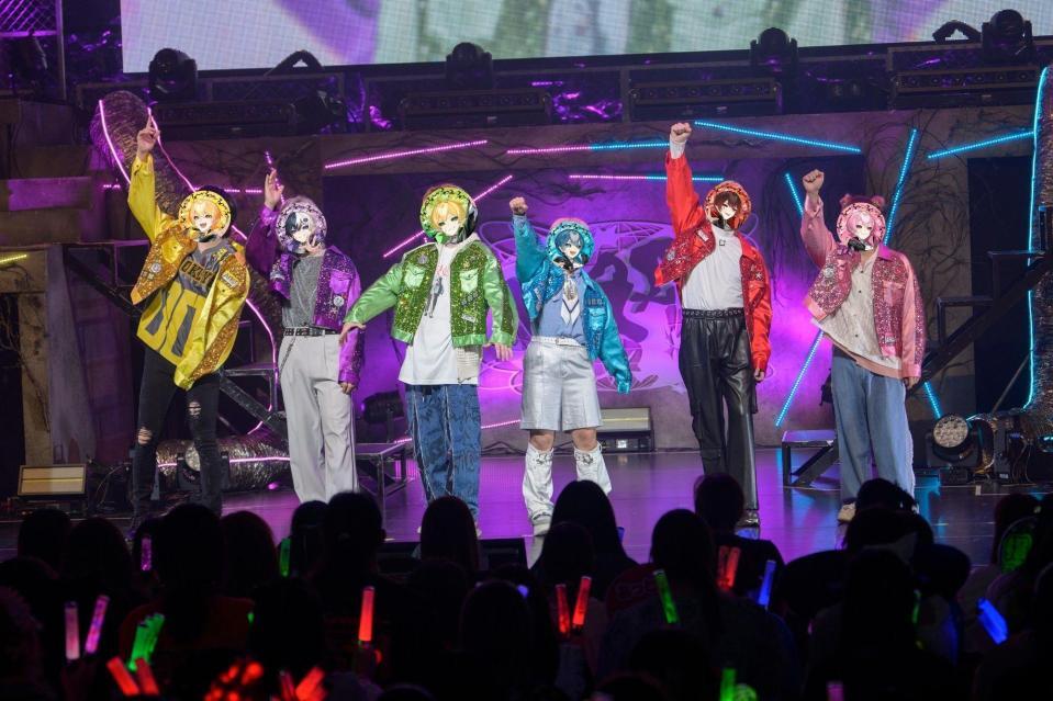 大阪公演を行ったＡＭＰＴＡＫｘＣＯＬＯＲＳの（左から）あっきぃ、まぜ太、ぷりっつ、ちぐさくん、あっと、けちゃ