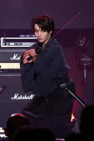 ファンミーティングで殺陣を披露する藤岡真威人（撮影・伊藤笙子）