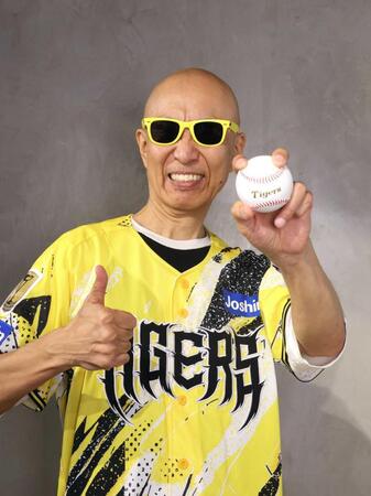阪神の優勝を喜ぶサンプラザ中野くん（撮影・佐々木彰尚）