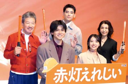 　共演する（左から）木村祐一、黒崎煌代、ＵＴＡ、鳴海唯、鈴木紗理奈