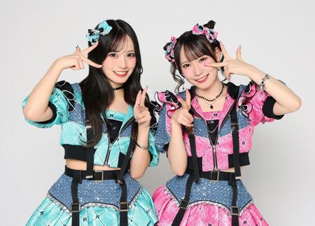 ポーズをとるＳＫＥ４８の入内嶋涼（左）と大村杏（撮影・石井剣太郎）