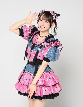 ポーズをとるＳＫＥ４８の大村杏（撮影・石井剣太郎）