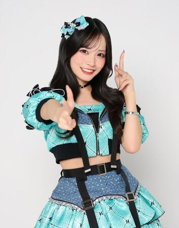 ポーズをとるＳＫＥ４８の入内嶋涼（撮影・石井剣太郎）