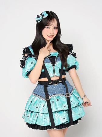 ポーズをとるＳＫＥ４８の入内嶋涼（撮影・石井剣太郎）