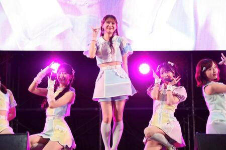 パフォーマンスするＡＫＢ４８の伊藤百花（中央）©ＡＫＢ４８