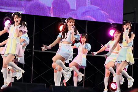 パフォーマンスで盛り上げるＡＫＢ４８の伊藤百花（中央）ら©ＡＫＢ４８
