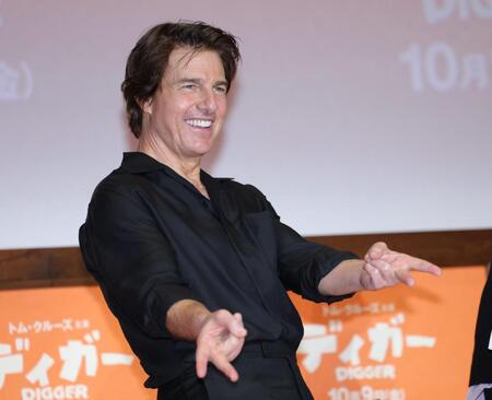 「ギャルピース」を披露するトム・クルーズ（撮影・棚橋慶太）