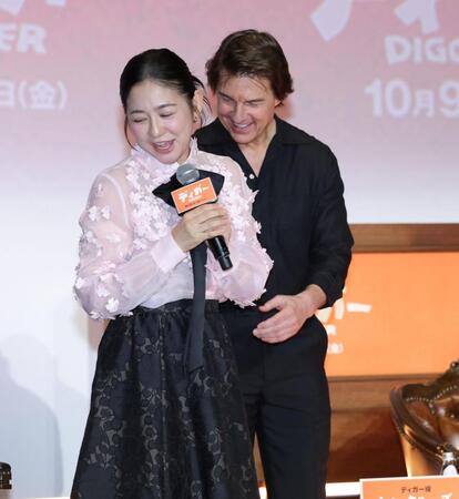 関根麻里（左）をエスコートするトム・クルーズ（撮影・棚橋慶太）